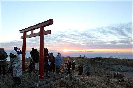 箱根駒ケ岳に初日の出を見に行きました。